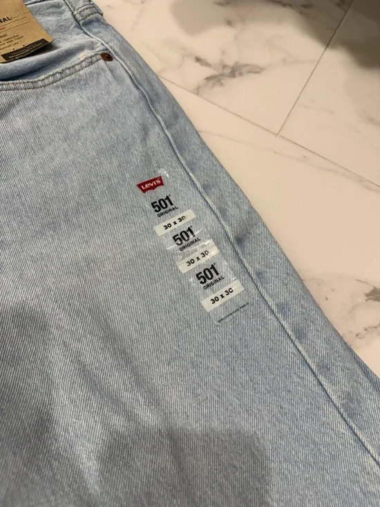 Levi's 501 Original Straight Leg Jeans in Light Blue Wash - Picture 3 of 4